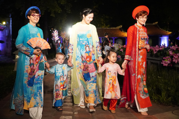 Impressive "Ao Dai - Vietnamese Cultural Heritage" at the Temple of Literature - Imperial Academy