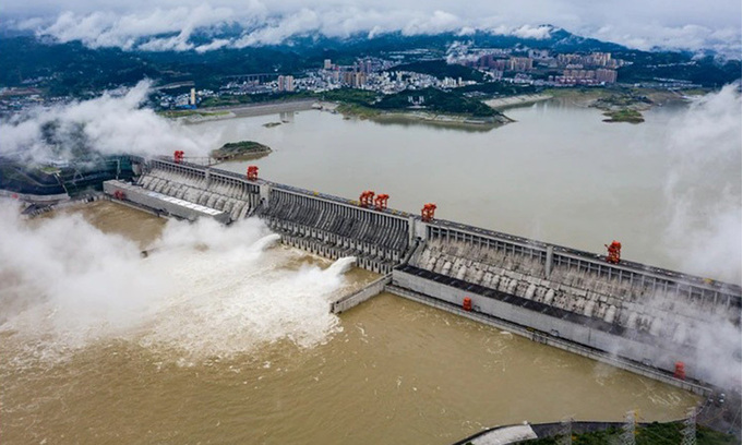 chinas three gorges dam is admitted to floodwater discharge