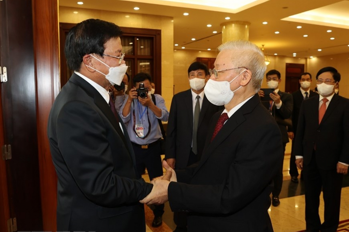 General Secretary of the Communist Party of Vietnam Nguyen Phu Trong welcomes the top Lao leader.