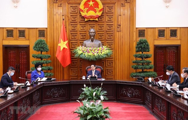 Prime Minister Pham Minh Chinh (C) speaks at the meeting (Photo: VNA)