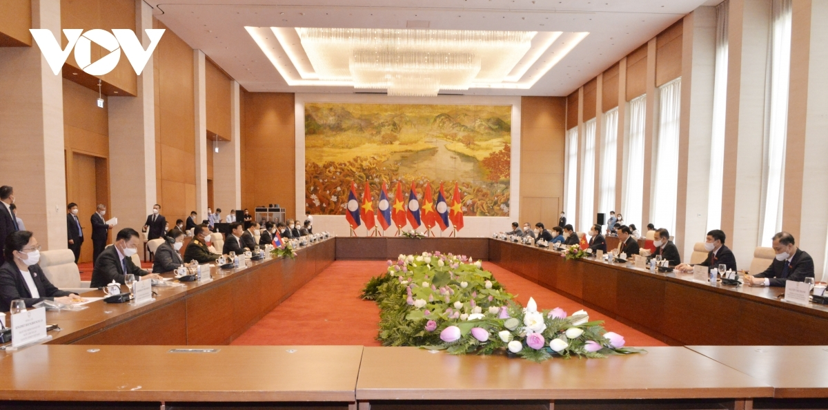 At the meeting between Chairman of the Vietnamese National Assembly Vuong Dinh Hue and General Secretary of the Lao People's Revolutionary Party (LPRP) and President of Laos Thongloun Sisoulith