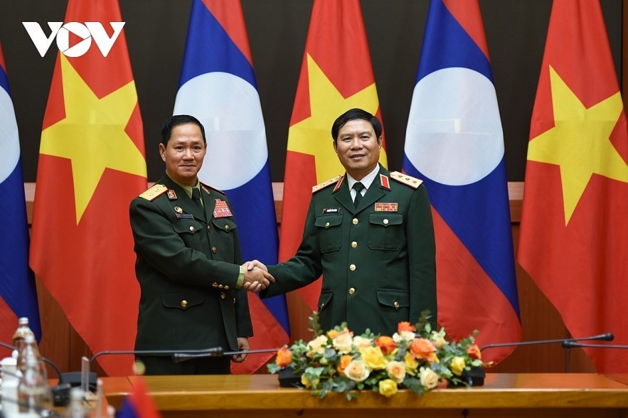 Sen. Lieu. Gen. Nguyen Tan Cuong, Chief of the General Staff of the Vietnam People’s Army and Deputy Minister of Defense and his Lao counterpart Khamliang Outhakaysone post for a photo before their talks in Hanoi on June 2.