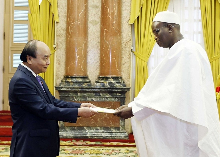 President Nguyen Xuan Phuc (L) and Senegalese Ambassador Abdoulaye Barro.