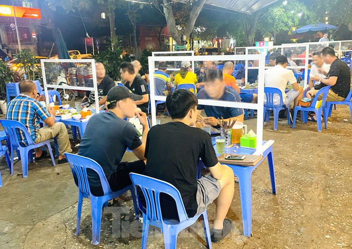 Beer drinking in Hanoi raises toast in special way for Covid-19 prevention