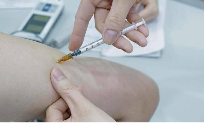 A medic administers a Covid-19 vaccine shot in Hanoi, May 6, 2021. Photo by VnExpress