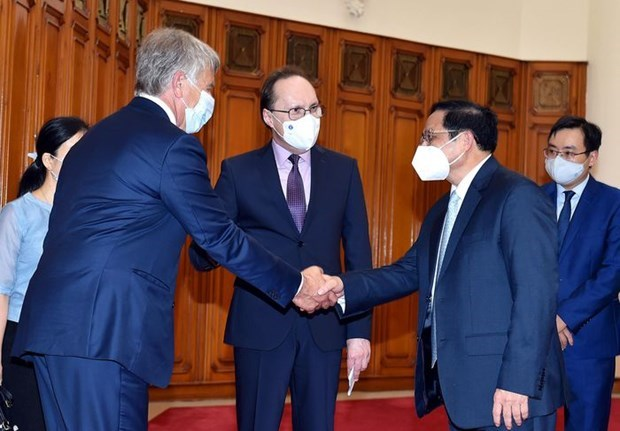 PM Pham Minh Chinh (right) receives Russian Ambassador to Vietnam Gennady Bezdetko (centre) and Chairman of Novatek Leonid Mikhelson (Photo: Vietnam Government Portal)