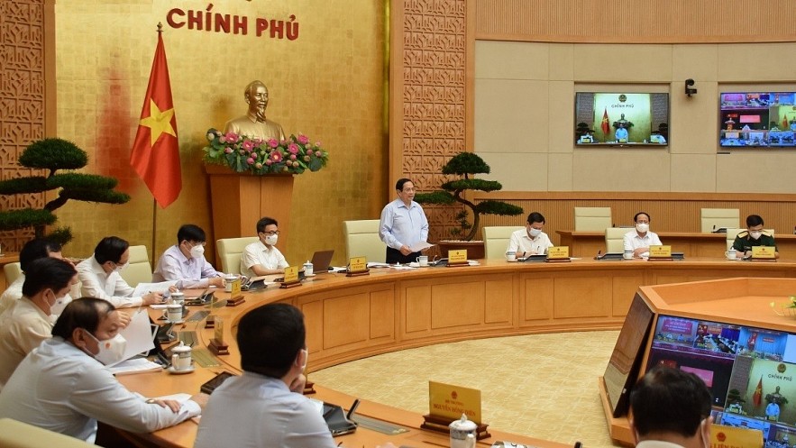 Prime Minister Pham Minh Chinh chairs a virtual meeting to review COVID-19 containment efforts
