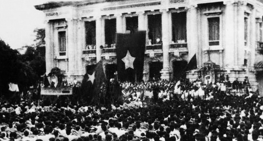 On the morning of August 19, 1945, tens of thousands of people in Hanoi and neighbouring provinces gather by the Hanoi Opera House to attend an unprecedented meeting of the revolutionary masses in response the general uprising which seized power. (Documentary photo of VNA).