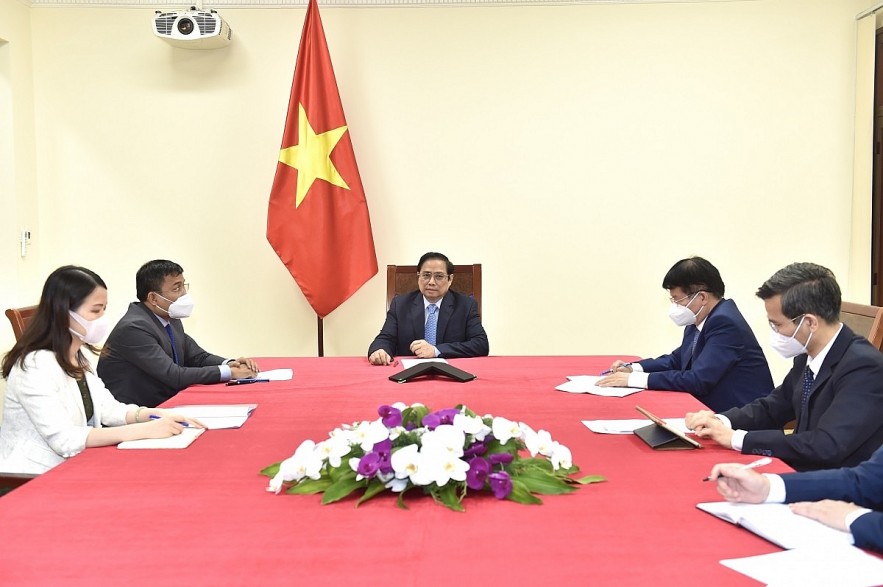 PM Pham Minh Chinh suggestes that Pfizer speed up its COVID-19 vaccine delivery to Vietnam during his phone call with Pfizer Chairman and CEO Albert Bourla.