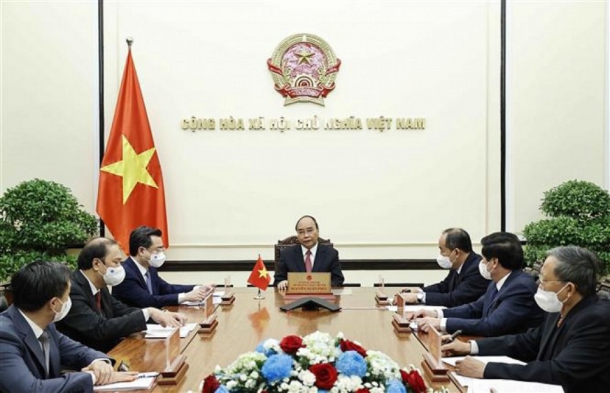 State President Nguyen Xuan Phuc and other Vietnamese officials during phone talks with the Cuban President Miguel Díaz-Canel from Hanoi. (Photo: VNA)