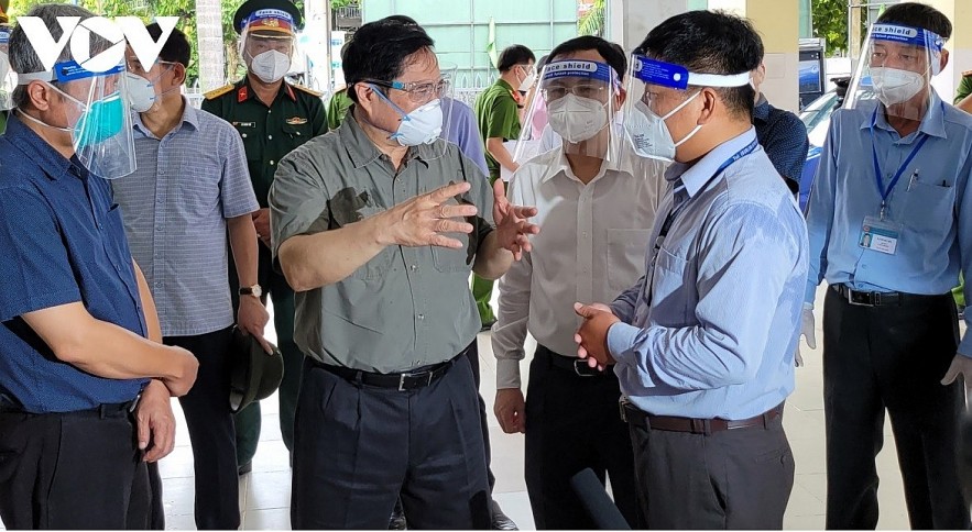 PM Pham Minh Chinh talk about COVID-19 prevention measures with Cat Lai ward authorities.