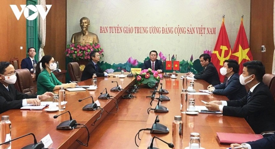 Secretary Nguyen Trong Nghia (middle) and other Vietnamese officials during the phone talks from Hanoi.