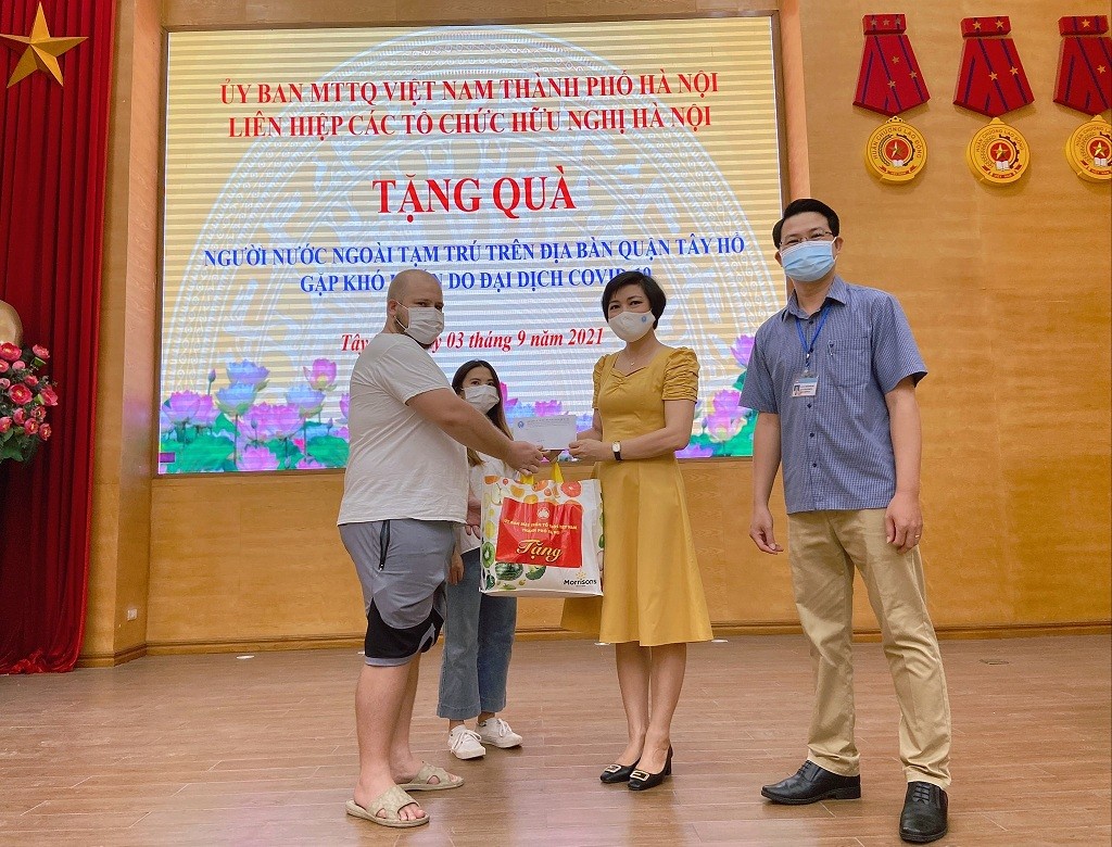 Covid Gift Packages Presented to Foreigners in Hanoi's Tay Ho District