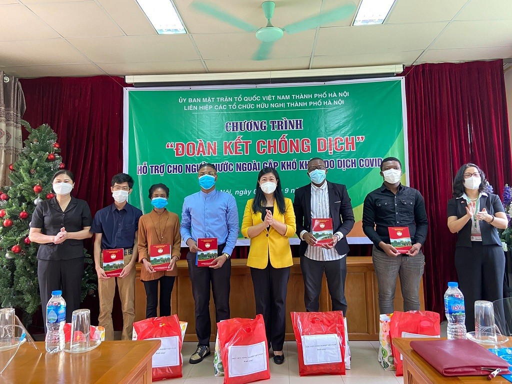 Covid Gift Packages Presented to Foreigners in Hanoi
