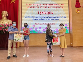 Covid Gift Packages Presented to Foreigners, Students in Hanoi