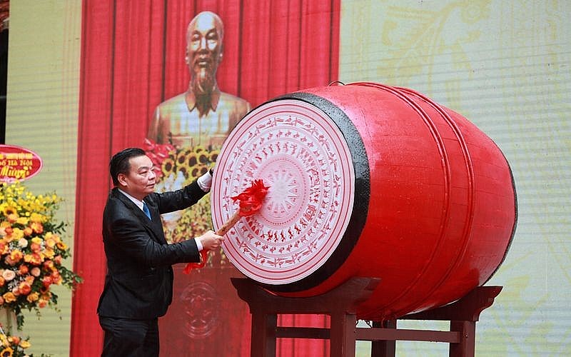 Chairman of the City People's Committee Chu Ngoc Anh beat the drum to open the new school year 2021-2022. Photo: 