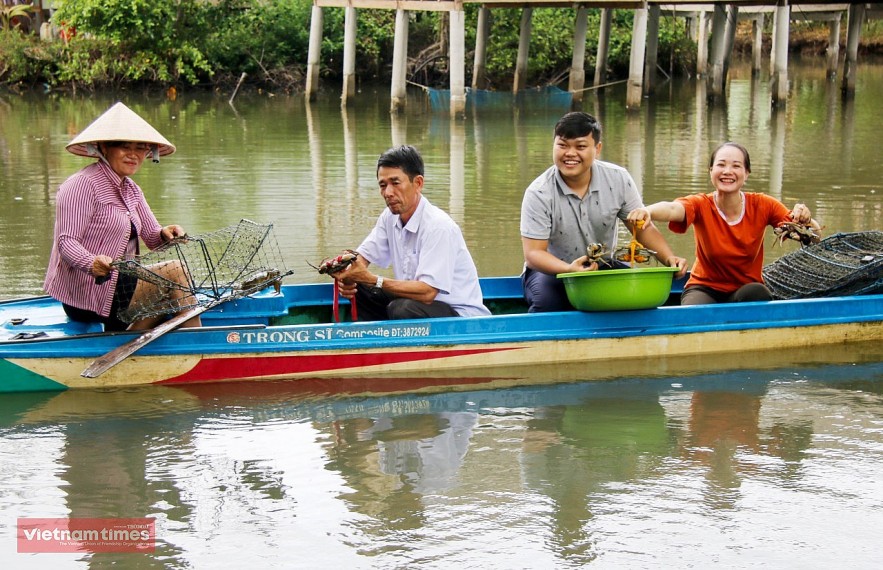 Visitors experience with people catching crabs in Ca Mau, a time when there was no Covid-19 epidemic.