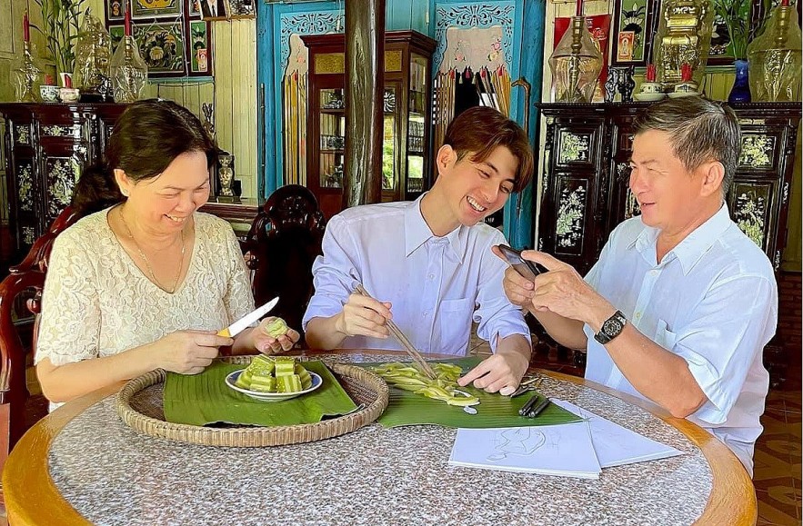 Designer Nguyen Minh Cong and his parents in the countryside during the holidays create a 'delicious, eye-catching' fashion collection  PHOTO: NSCC 