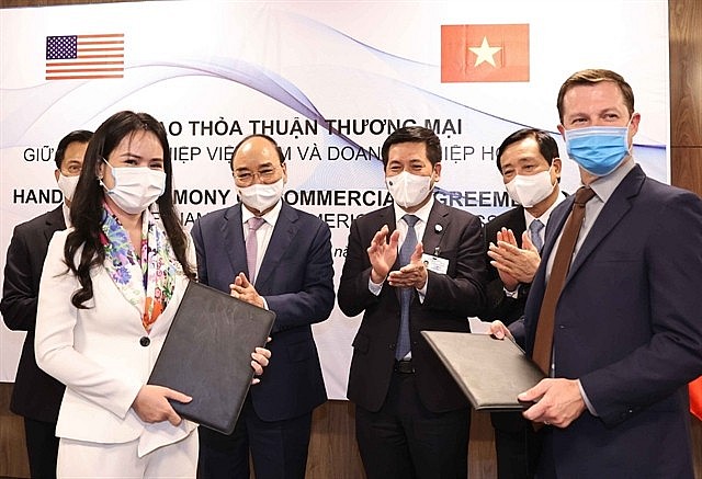 Representatives of T&T Group and US partners signed MoUs and contracts in the presence of President Nguyễn Xuân Phúc. — Photo courtesy of T&T Group