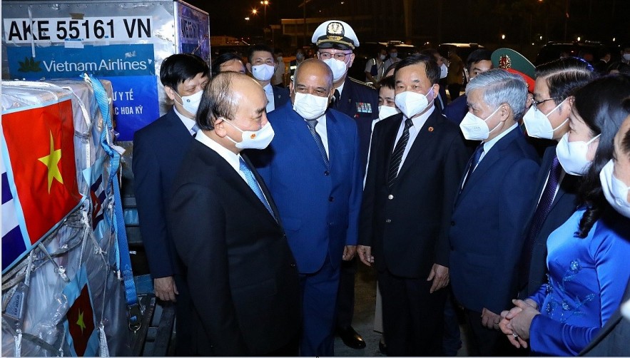 State President Nguyen Xuan Phuc returns to Vietnam from his working trips to Cuba and the United States, bringing home hauls of vaccines and medical supplies for COVID-19 fight. (Photo: VNA)