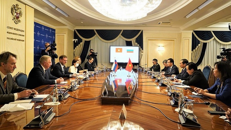 Deputy Speaker of the Federation Council of Russia Konstantin Kosachev holds a working session with Foreign Minister Bui Thanh Son of Vietnam in Moscow. (Photo: Ministry of Foreign Affairs)