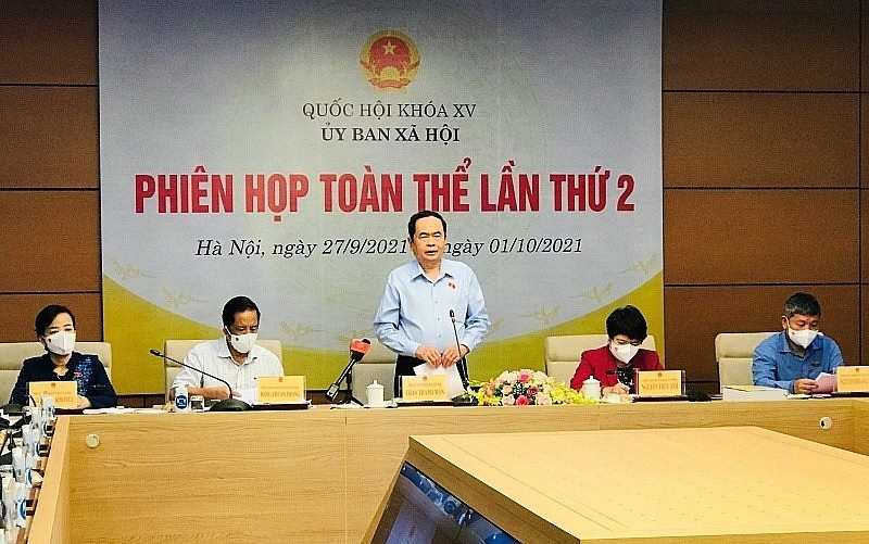 Politburo member and Permanent NA Vice Chairman Tran Thanh Man speaks at the session.