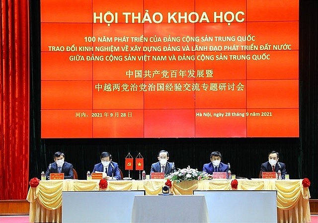 Vietnam and China co-host a symposium to share experience in Party building, national development.