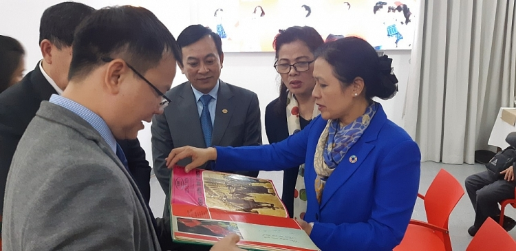 Vietnam - Italy Friendship Association introduces awarded publications to Ho Chi Minh Museum