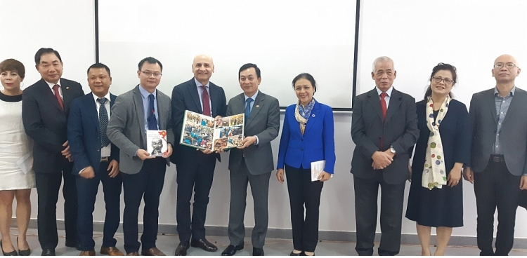 Vietnam - Italy Friendship Association introduces awarded publications to Ho Chi Minh Museum