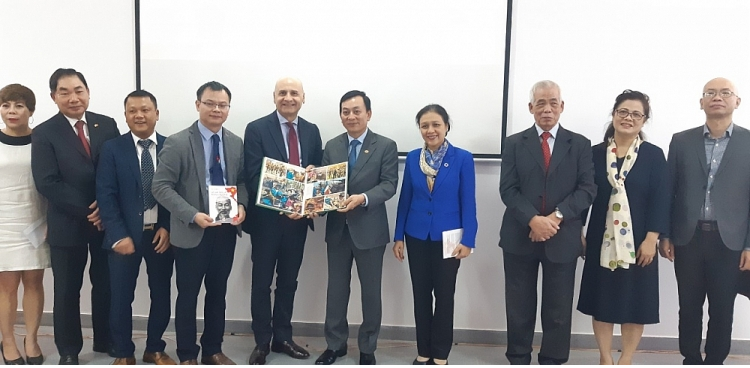 vietnam italy friendship association introduces awarded publications to ho chi minh museum
