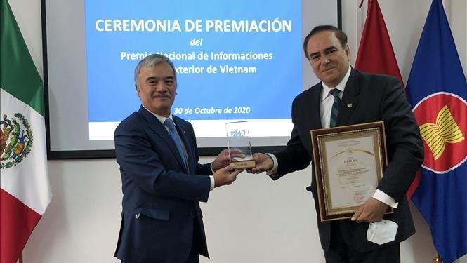 Prizes of National External Information Service Awards granted to Mexicans