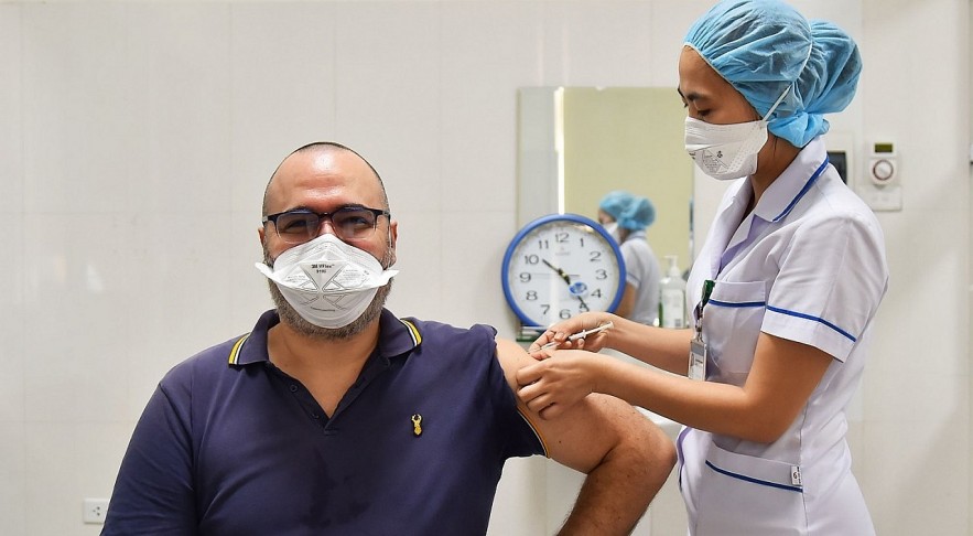 Diplomatic representative staff are vaccinated against COVID-19 by doctors and nurses 