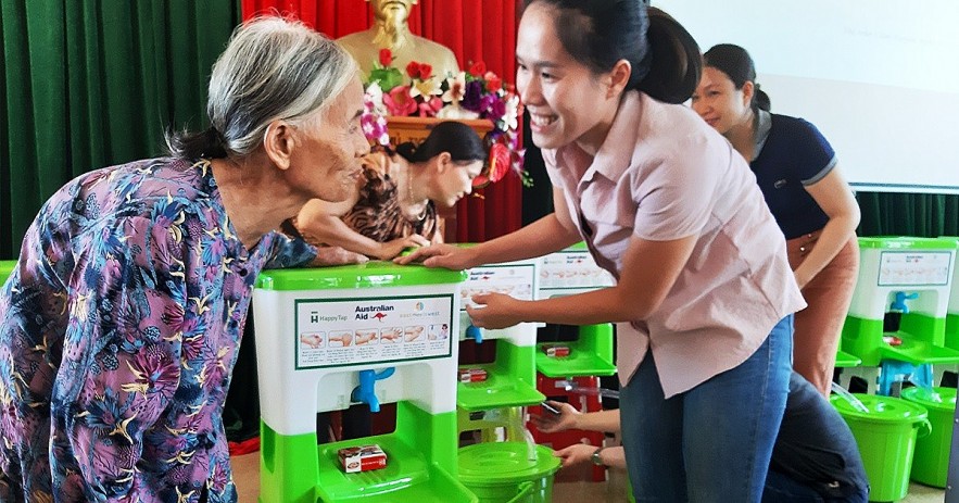 Women’s Union officers handing over Labobo Handwashing device to local households in Ha Tinh (Ngo Dinh Le Dung – Senior Program Officer, WOBA Vietnam )