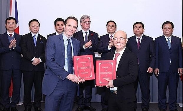 Signing of cooperation agreements between the two countries' enterprises (Photo: VNA)