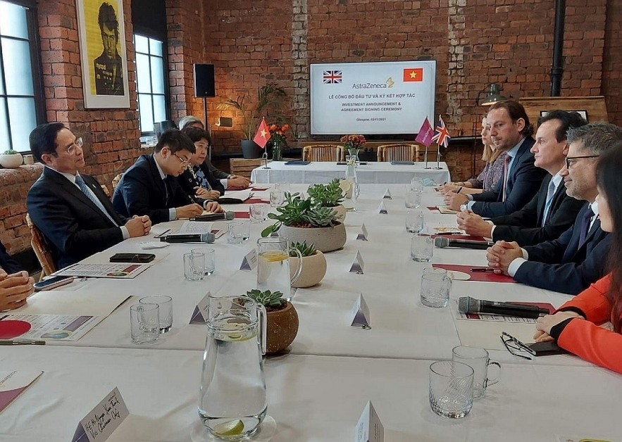 Vietnamese Prime Minister Pham Minh Chinh holds a working session with AstraZeneca Chief Executive Officer Pascal Soriot during his working visit to the UK. (Photo: VNA)