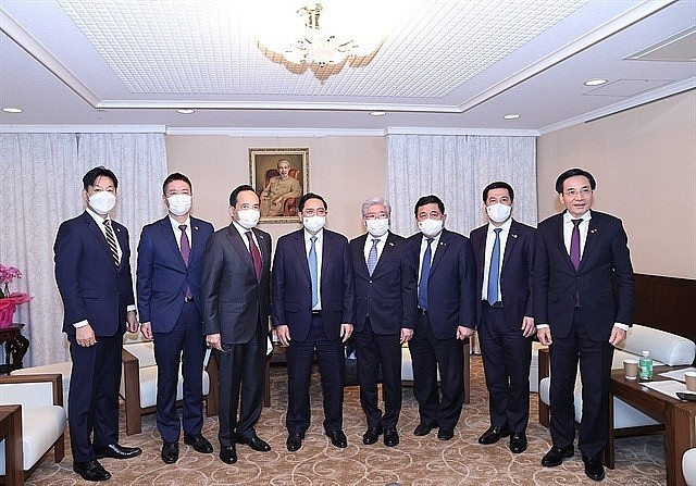 Prime Minister Phạm Minh Chính (fourth from left) meets with leaders of major Japanese corporations in Japan on Tuesday. VNA/VNS