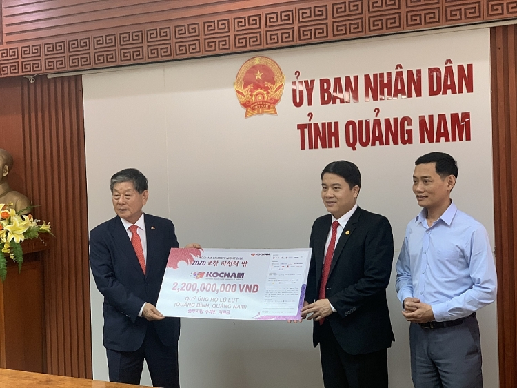 KOCHAM supports Quang Nam and Quang Binh thousands of dollars for disaster recovery