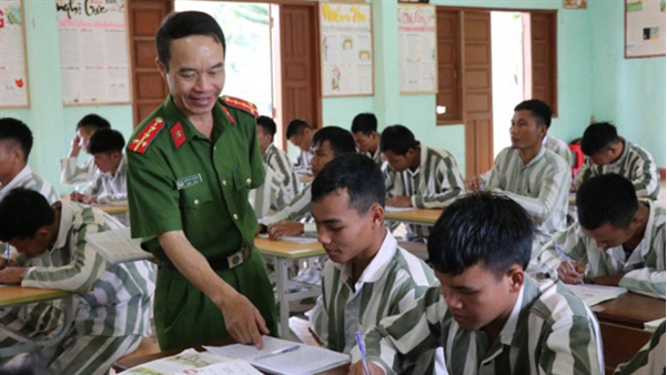 Police officers teach prisoners to read and write for positive changes