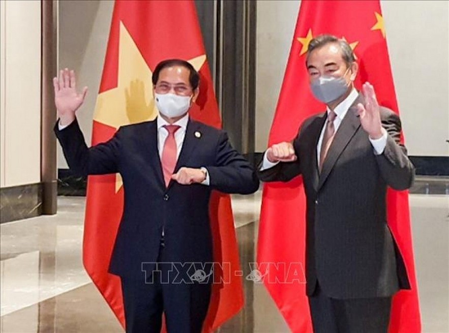 Vietnamese Foreign Minister Bui Thanh Son (L) meets with Chinese State Councilor and Foreign Minister Wang Yi on the occasion of attending special ASEAN-China Foreign Ministers' Meeting in Chongqing city and the 6th Mekong - Lancang Cooperation Ministerial Meeting (Photo:VNA)