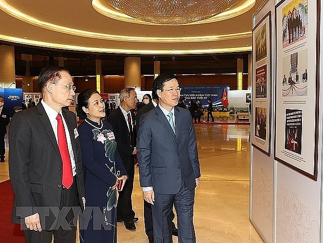 Standing Secretary of the Secretariat Vo Van Thuong and leaders of the Party and State visited the exhibition of Vietnam's external achievements over the periods. (Photo: Tri Dung/VNA)