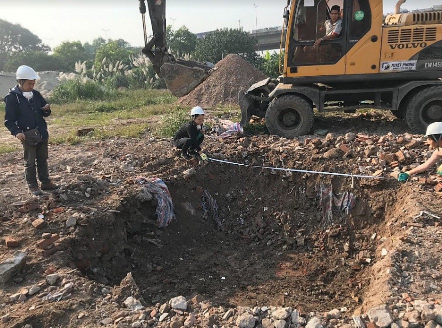 Field Survey of JST-JICA SATREPS Project members at Thanh Tri construction waste landfill in Hanoi, December 2018