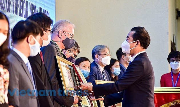 Deputy Minister of Foreign Affairs To Anh Dung awards certificates of merit to NGOs