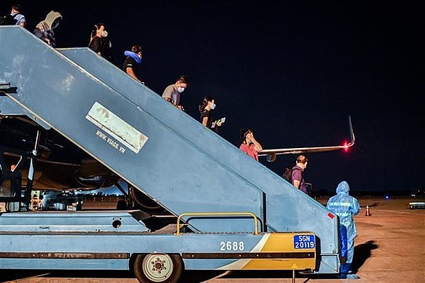 Passengers from Phnom Penh, Cambodia, leave the flight after arriving in Vietnam. Photo: VNA