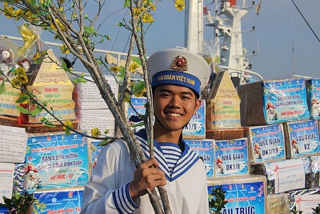 Naval Zone 4 Sends Tet Gifts to Truong Sa (Spratly)