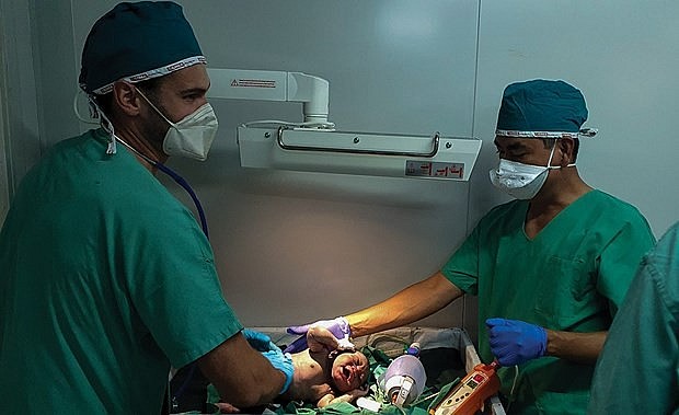 The 4kg South Sudanese baby boy is crying following 15 minutes of active neonatal resuscitation after his birth. (Source: Vietnam's third level-two field hospital at UNMISS