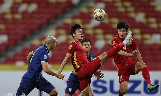 Que Ngoc Hai in an attempt of clearance during the first leg of AFF Cup between Vietnam and Thailand on December 23, 2021. Photo: Leo Shengwei