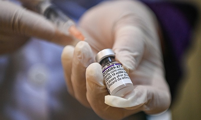 A medical staff prepares to give Covid-19 vaccine in Hanoi, January 7, 2021. Photo: VnExpress