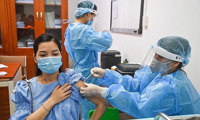 A pregnant woman receives a Covid-19 vaccine shot in Hanoi, September 2021. Photo: VnExpress