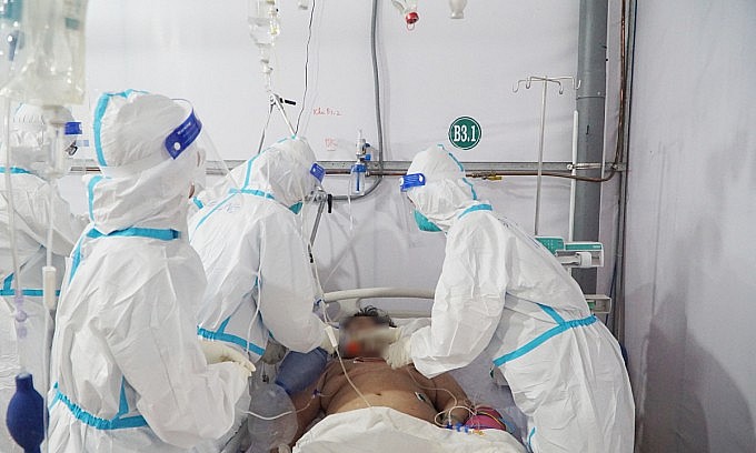 A Covid-19 patient during treatment in Tan Binh field hospital, HCMC on December 31, 2021. Photo: VnExpress