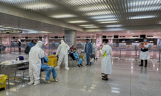 Medical staff take samples of foreign arrivals at Tan Son Nhat Airport in HCMC, January 2022. Photo: HCMC's Center for Disease Control
